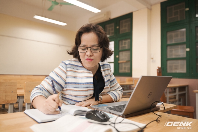 Ngồi ké lớp học online ở Hà Nội: Giảng bài qua voice chat, gửi bài tập bằng phần mềm và lý do phương pháp này cần thời gian để áp dụng rộng rãi - Ảnh 4.