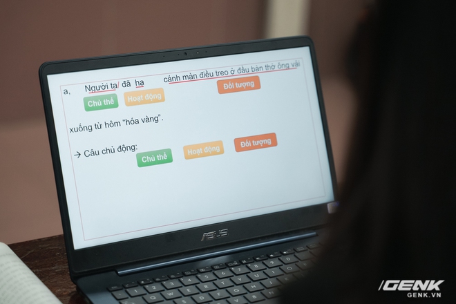 Ngồi ké lớp học online ở Hà Nội: Giảng bài qua voice chat, gửi bài tập bằng phần mềm và lý do phương pháp này cần thời gian để áp dụng rộng rãi - Ảnh 3.
