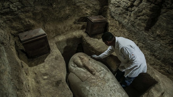 Ai Cập: Phát hiện quan tài thần bầu trời Horus trong ngôi mộ cổ 3000 năm tuổi - Ảnh 1.