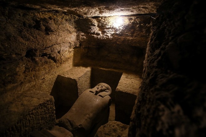 Ai Cập: Phát hiện quan tài thần bầu trời Horus trong ngôi mộ cổ 3000 năm tuổi - Ảnh 3.