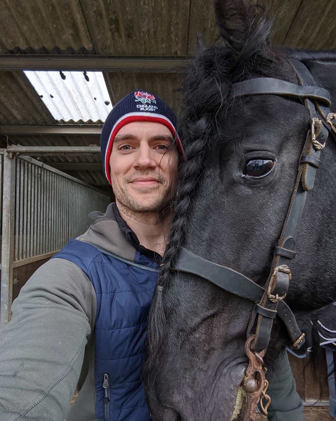 Henry Cavill và cơn cuồng The Witcher: Instagram đăng toàn ảnh ngựa, đòi trao Oscar cho vai diễn Roach - Ảnh 2.