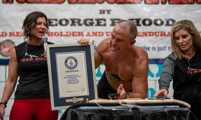 “Ông lão” 62 tuổi phá vỡ kỷ lục plank hơn 8 giờ liên tục  - Ảnh 1.