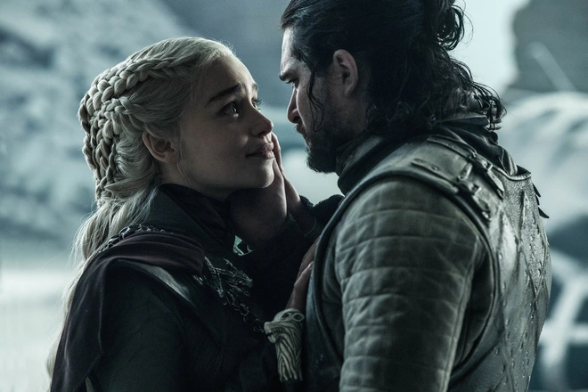 Đã 10 tháng trôi qua, “Mẹ rồng” Emilia Clarke vẫn bức xúc về cái kết phi lý của Jon Snow trong GoT - Ảnh 1.