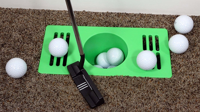 Thú vui mới của người Mỹ khi ở nhà tránh Covid-19: Biến lỗ thông hơi trên sàn thành sân golf mini chơi cho đỡ chán - Ảnh 2.