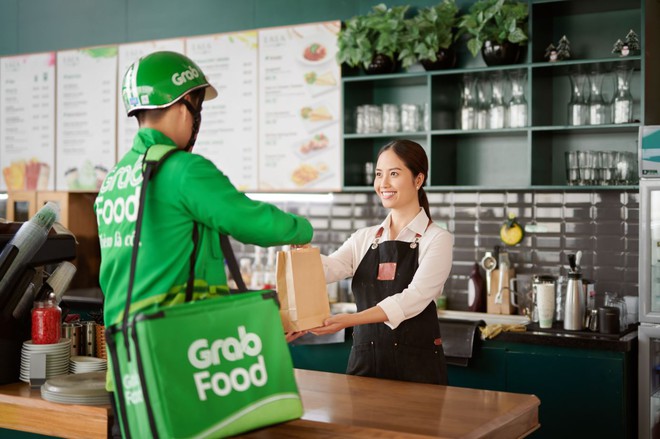 Grab áp phí dịch vụ giao đồ ăn GrabFood giữa thời điểm COVID-19 bùng phát - Ảnh 1.