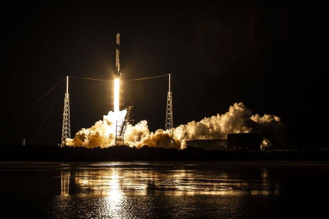 SpaceX bắt đầu sản xuất nước rửa tay và mặt nạ bảo vệ để tặng cho các bệnh viện, giúp chống lại dịch bệnh Covid-19 - Ảnh 1.