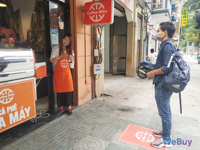 Quán cà phê Sài Gòn dùng… cần câu và đề can để giữ khoảng cách an toàn cho khách hàng mùa Covid-19 - Ảnh 6.