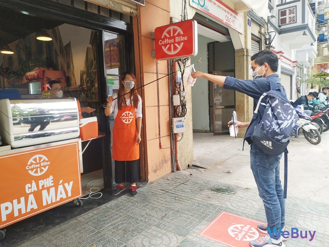 Quán cà phê Sài Gòn dùng… cần câu và đề can để giữ khoảng cách an toàn cho khách hàng mùa Covid-19 - Ảnh 9.