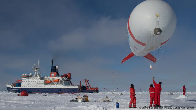Vì dịch Covid-19, hơn 100 nhà khoa học kẹt trên con tàu phá băng giữa Bắc Băng Dương - Ảnh 2.