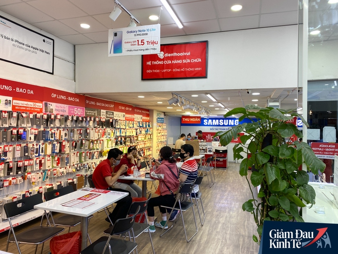 Cửa hàng kinh doanh điện thoại sau nới lỏng giãn cách xã hội: Dần nhộn nhịp trở lại, nhu cầu smartphone giá rẻ và tầm trung tăng mạnh - Ảnh 4.