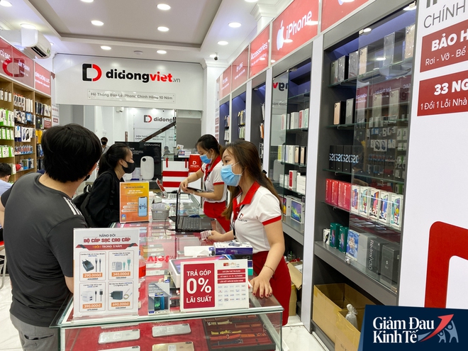 Cửa hàng kinh doanh điện thoại sau nới lỏng giãn cách xã hội: Dần nhộn nhịp trở lại, nhu cầu smartphone giá rẻ và tầm trung tăng mạnh - Ảnh 7.