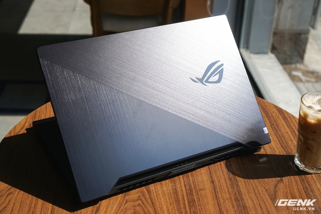 Cận cảnh ASUS ROG Zephyrus G15: Ứng cử viên sáng giá của dòng laptop gaming tầm 30 triệu đồng - Ảnh 2.