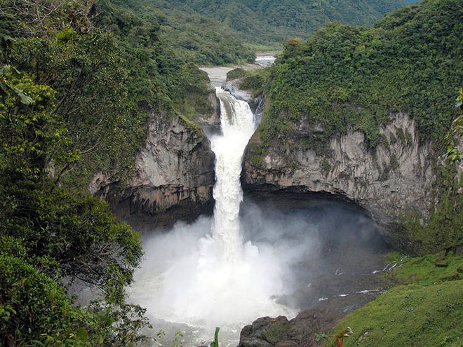 Hố tử thần bí ẩn nuốt chửng thác nước lớn nhất Ecuador - Ảnh 2.
