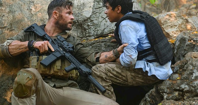 Netflix tung trailer bom tấn hành động mới của Chris Hemsworth: Thần sấm Marvel vào vai lính đánh thuê, đấm nhau chẳng kém gì John Wick - Ảnh 2.