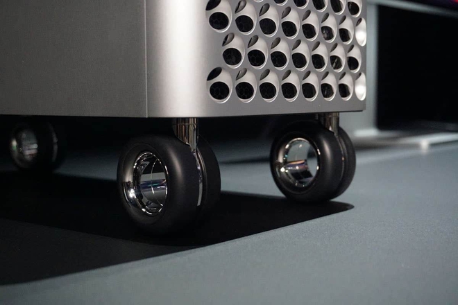 YouTuber bỏ 700 USD mua 4 chiếc bánh xe của Mac Pro để làm ván trượt  - Ảnh 1.