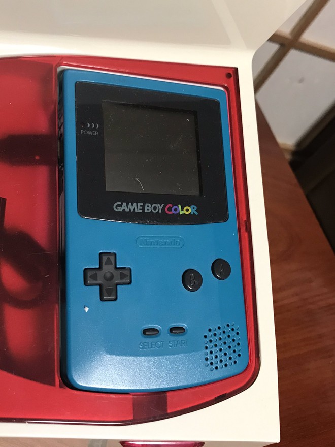 Cặp đồ cổ có một không hai: máy khâu được điều khiển bằng máy chơi điện tử Game Boy - Ảnh 2.