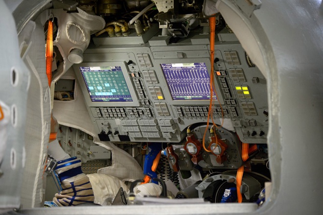 Điều khiển tàu vũ trụ SpaceX bằng màn hình cảm ứng dễ như thể đang chơi game trên máy tính bảng - Ảnh 2.