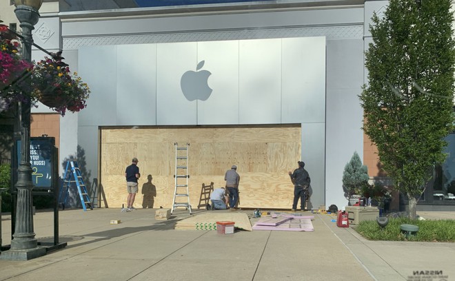 Apple Store trên khắp nước Mỹ thay đổi diện mạo kín mít vì sợ bị người biểu tình tấn công  - Ảnh 7.