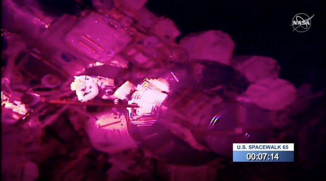 Phi hành gia của NASA vừa bước chân ra khỏi trạm vũ trụ ISS đã gặp sự cố, làm mất luôn chiếc gương đeo tay của mình - Ảnh 1.