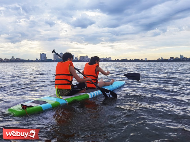 Trải nghiệm chèo thuyền SUP - nhún nhảy mặt nước Hồ Tây giữa ngày Hà Nội 39 độ - Ảnh 1.