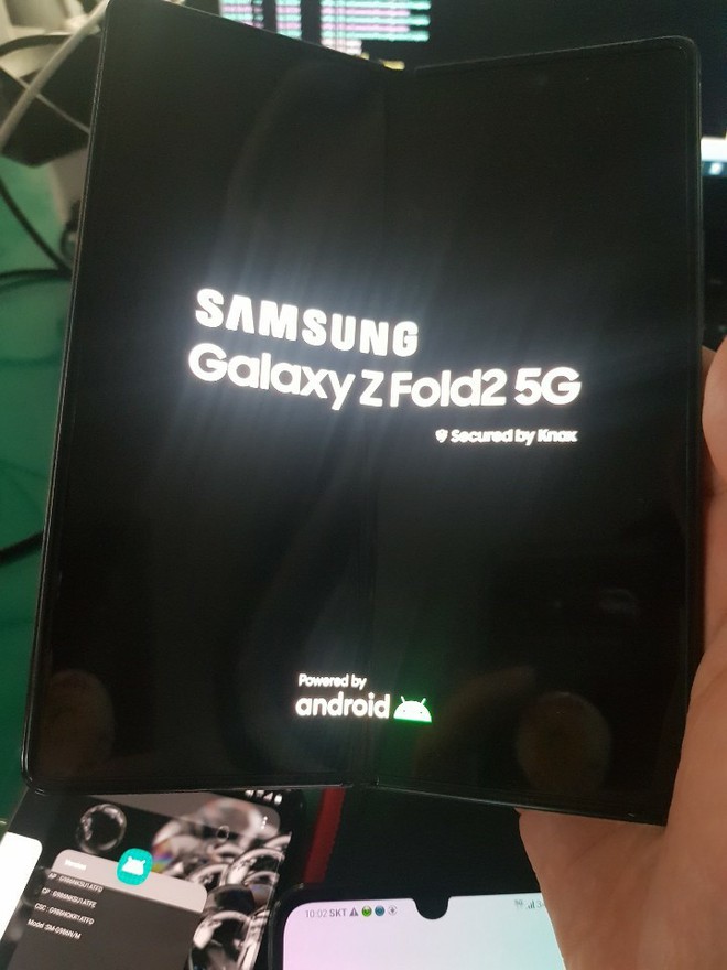 Galaxy Z Fold 2 lộ ảnh thực tế với màn hình nốt ruồi kích thước lớn - Ảnh 1.