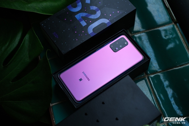 Mở hộp Galaxy S20  phiên bản BTS: Màu tím hồng dễ thương, nhiều quà kèm theo dành riêng cho các fan A.R.M.Y  - Ảnh 2.