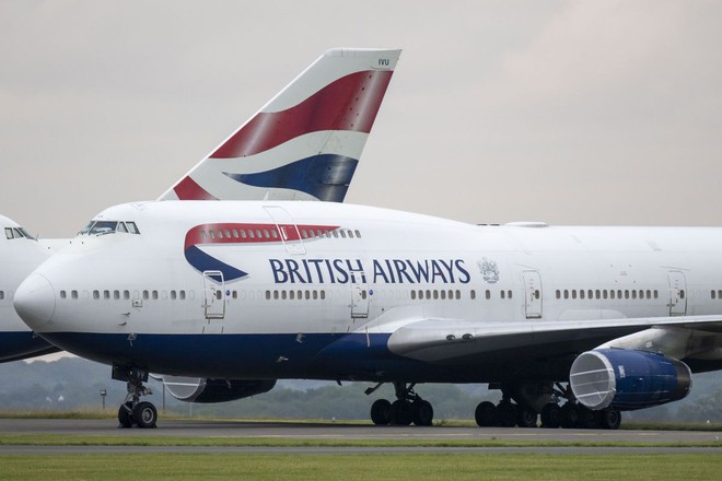 Vì sao máy bay Boeing 747 vẫn phải cập nhật phần mềm thông qua một chiếc đĩa mềm cổ lỗ sĩ? - Ảnh 1.