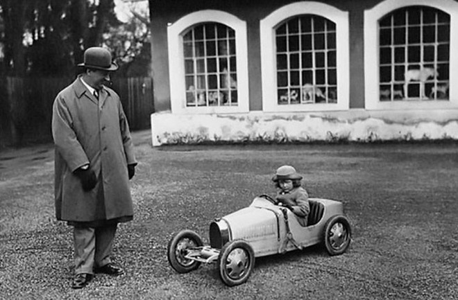 Bạn có thể mua chiếc xe điện Bugatti trị giá 35 ngàn USD này cho con bạn - Ảnh 2.