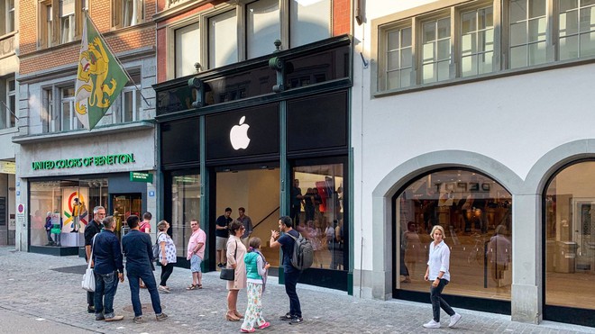 Apple bị hai mẹ con người Trung Quốc lừa, phải bảo hành hơn 1000 chiếc iPhone giả  - Ảnh 1.