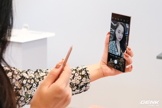 Trên tay Galaxy Note20/Note20 Ultra vừa ra mắt: Một cứng cáp, một mềm mại, màu đẹp xuất sắc, hợp cả nữ lẫn nam - Ảnh 12.