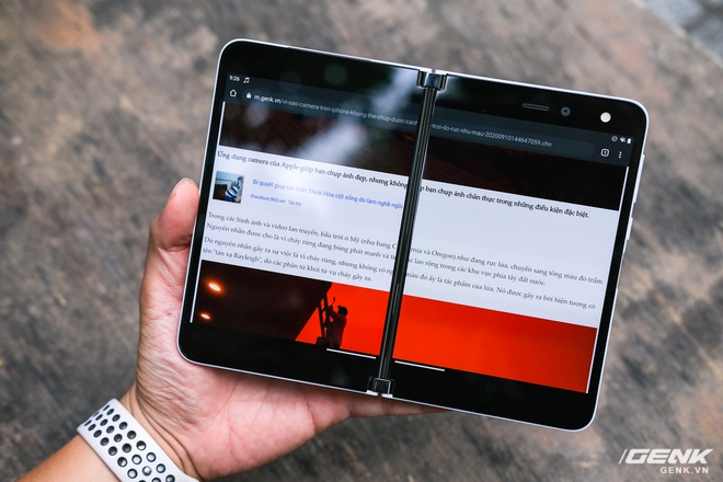 Trên tay Microsoft Surface Duo: Cứ tưởng to nhưng hóa ra lại rất nhỏ gọn, thiết kế liên tưởng đến kim từ điển thời cắp sách đến trường - Ảnh 16.