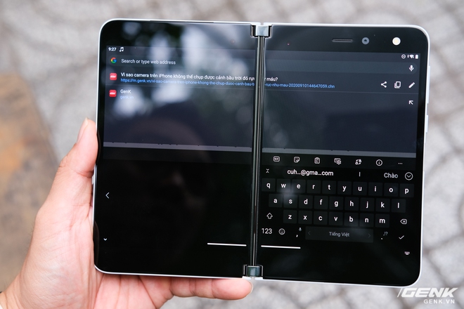 Trên tay Microsoft Surface Duo: Cứ tưởng to nhưng hóa ra lại rất nhỏ gọn, thiết kế liên tưởng đến kim từ điển thời cắp sách đến trường - Ảnh 18.