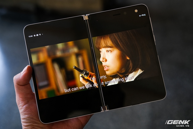 Samsung Galaxy Z Fold2 vs. Microsoft Surface Duo: Cuộc chiến giữa hai gã smartphone dị biệt - Ảnh 16.