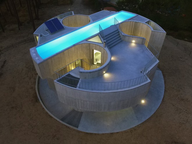 Ngôi nhà bê tông đặt hồ bơi trên mái để ánh sáng chiếu xuyên suốt từ trên xuống dưới - Ảnh 2.