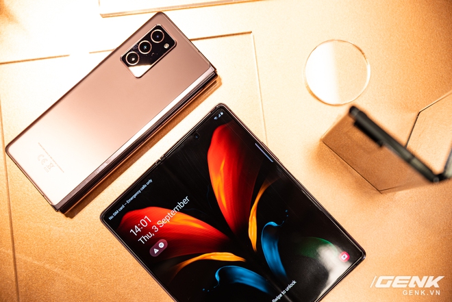 Trên tay Samsung Galaxy Z Fold2: Màn hình tràn viền cả trong lẫn ngoài, cơ chế gập thoải mái hơn, giá 50 triệu đồng - Ảnh 9.