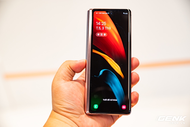 Trên tay Samsung Galaxy Z Fold2: Màn hình tràn viền cả trong lẫn ngoài, cơ chế gập thoải mái hơn, giá 50 triệu đồng - Ảnh 3.