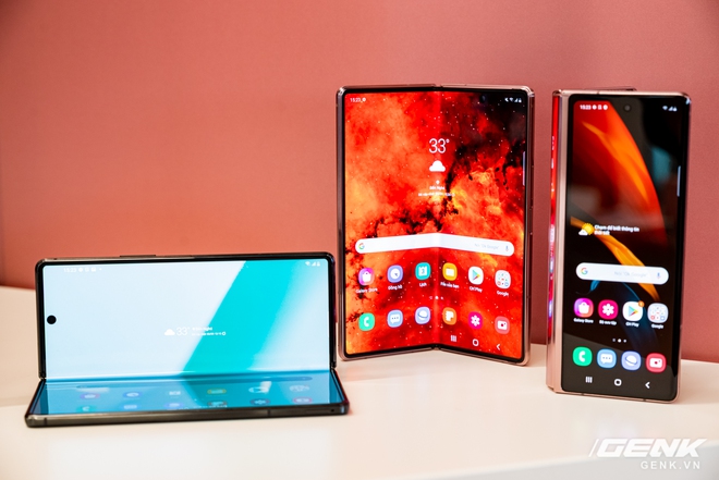 Trên tay Samsung Galaxy Z Fold2: Màn hình tràn viền cả trong lẫn ngoài, cơ chế gập thoải mái hơn, giá 50 triệu đồng - Ảnh 6.