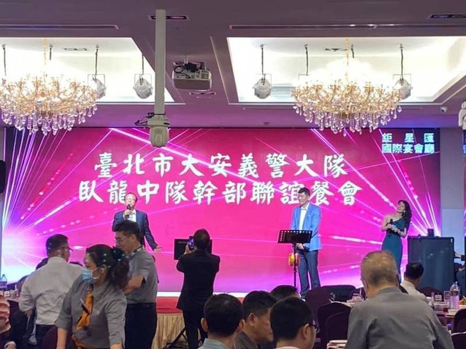 Giang hồ áo đen ném cả nghìn con gián vào nhà hàng, đúng lúc cảnh sát đang ăn tiệc mừng sếp lớn nghỉ hưu - Ảnh 4.