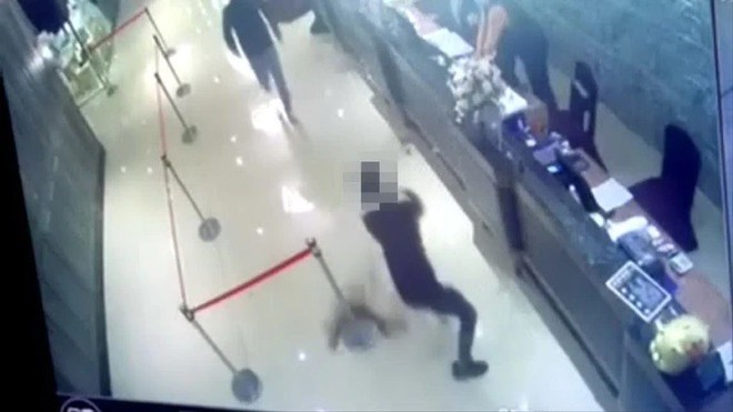Giang hồ áo đen ném cả nghìn con gián vào nhà hàng, đúng lúc cảnh sát đang ăn tiệc mừng sếp lớn nghỉ hưu - Ảnh 5.
