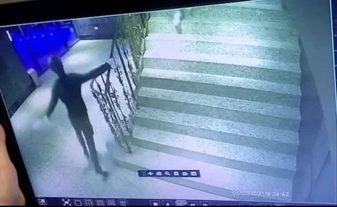 Giang hồ áo đen ném cả nghìn con gián vào nhà hàng, đúng lúc cảnh sát đang ăn tiệc mừng sếp lớn nghỉ hưu - Ảnh 6.