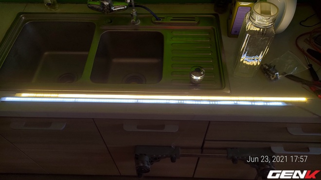 Tự lắp đèn LED tủ bếp để khắc phục đứng bếp bị tối và sấp bóng: cải thiện ánh sáng với chi phí thấp nhưng kết quả thì cực mỹ mãn! - Ảnh 6.