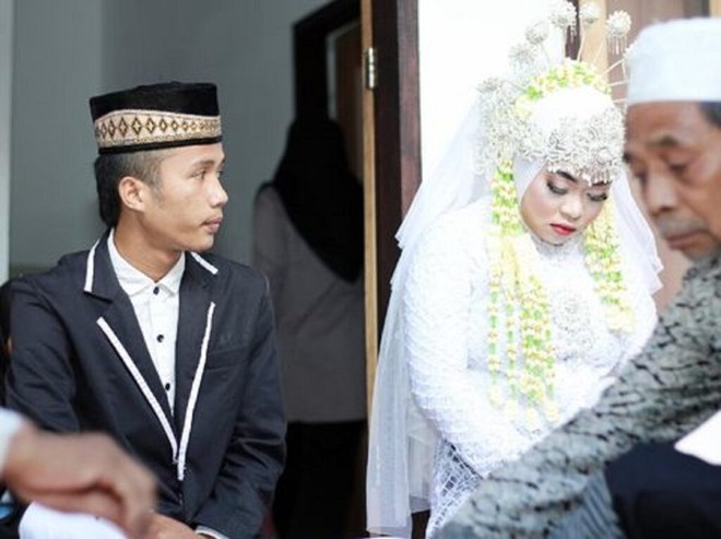 Indonesia: Đến phá đám cưới của bạn trai cũ, cô gái bất ngờ bị cưới luôn làm vợ nữa - Ảnh 2.