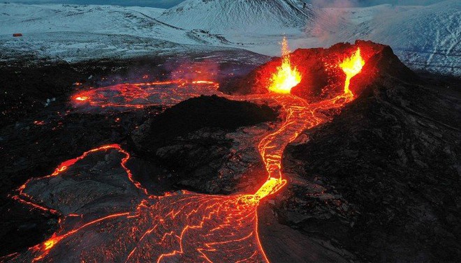 Núi lửa Merapi ở Indonesia phun trào dữ dội đã nhiều ngày, cột tro cao tới 1000 m - Ảnh 2.